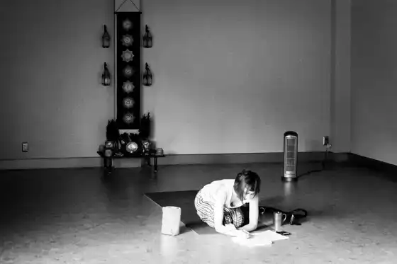 Professeure de yoga dans un studio paisible